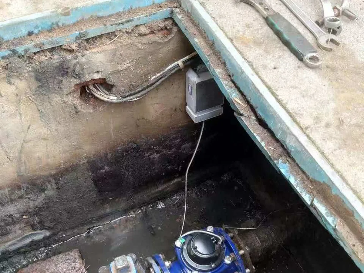 Flanged bulk meter installed in a meter chamber